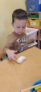 Chłopczyk formuje medal z masy solnej