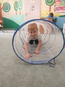 Chłopiec wychodzi z tunelu