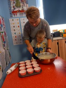 nakładanie ciasta do foremek