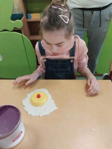 Dziewczynka formuje swój medal