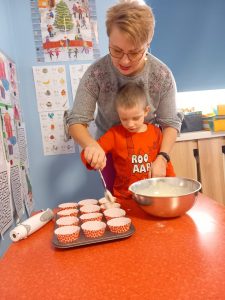 Nakładanie ciasta do foremek