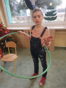 Dziewczynka kręci hula hop