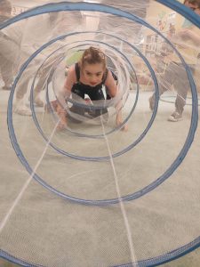 Dziewczynka próbuje wejść do tunelu