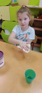 Dziewczynka przygotowuje masę solną