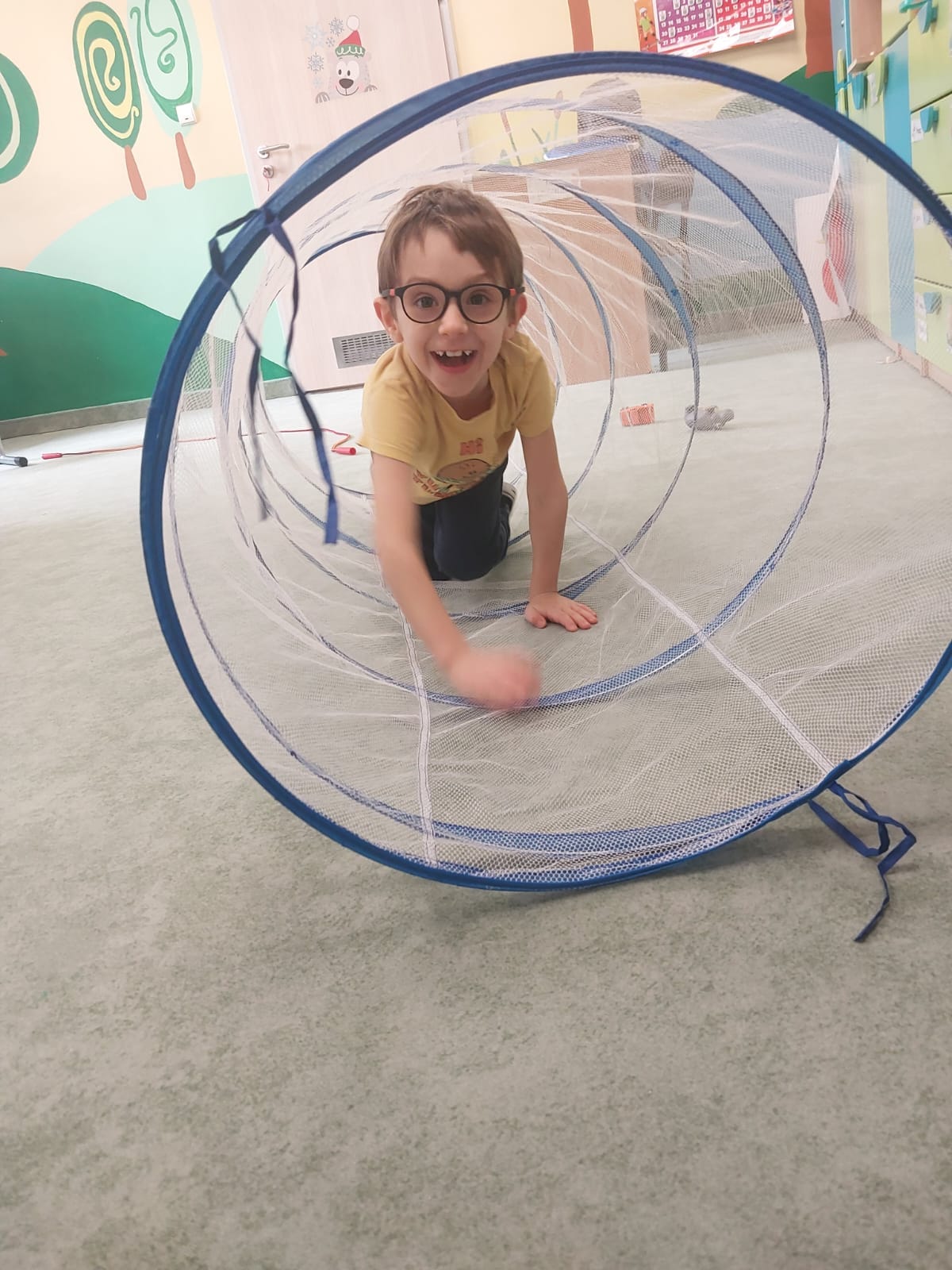 chłopiec wchodzi ndo tunelu