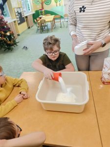 chłopiec miesza składniki