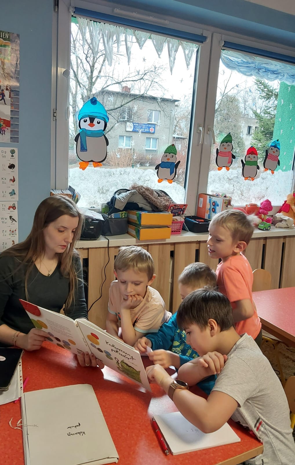 Wspólne czytanie książki Kolorowy potwór