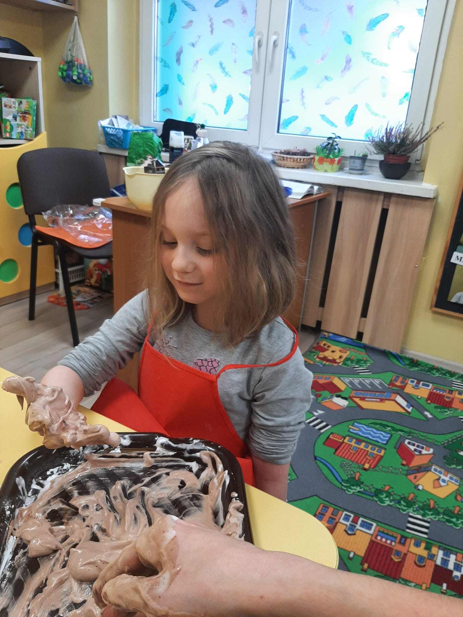 Dziewczynka zrobiła swoją masę piankową