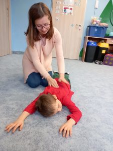 Pani masuje chłopczyka