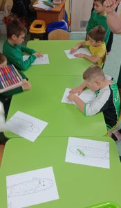 Dzieci kolorują ogórka