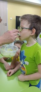 Chłopczyk smakuje mizerię