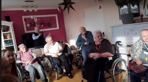 Starsze osoby obserwują występ