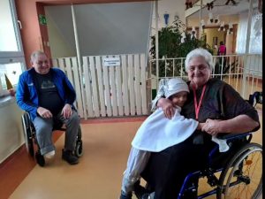 Chłopiec przytula się