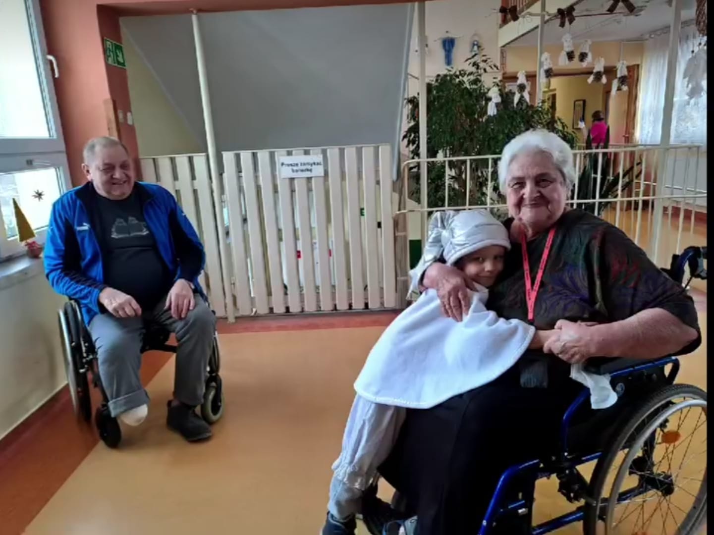 Chłopiec przytula się