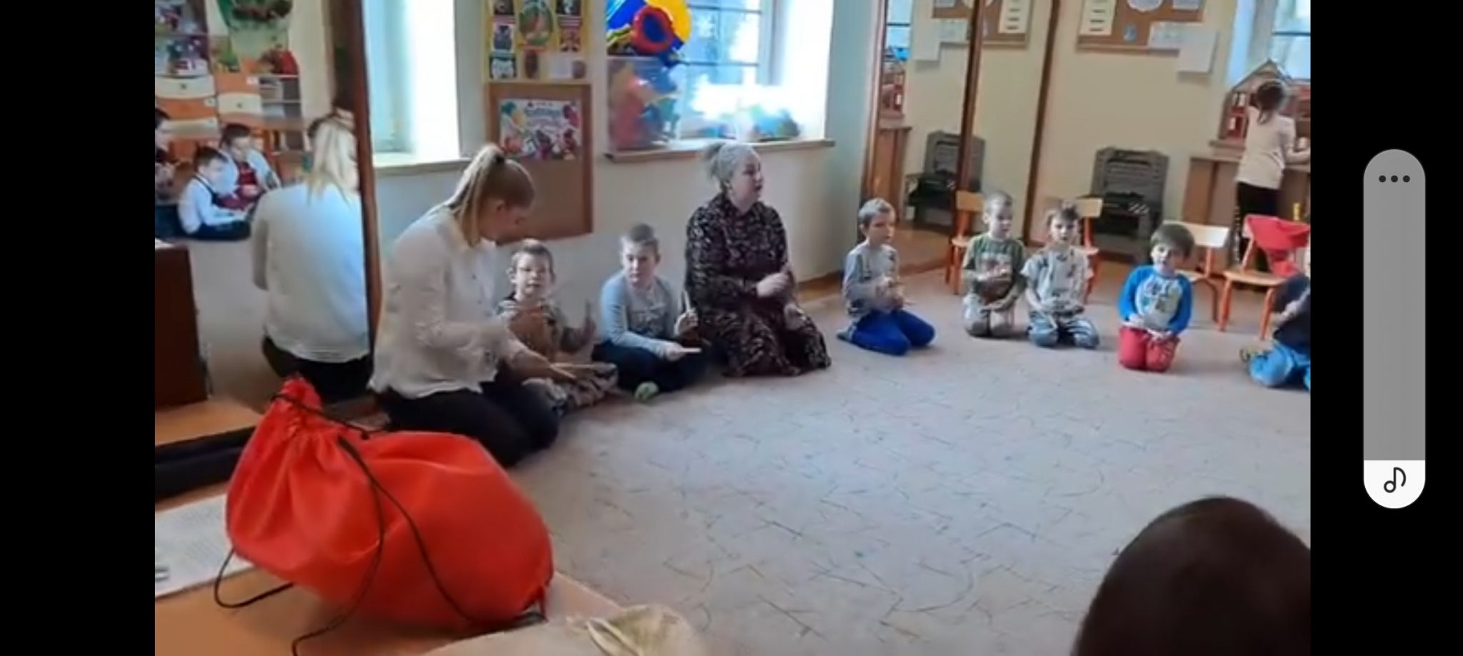 Dzieci śpiewają w kółeczku