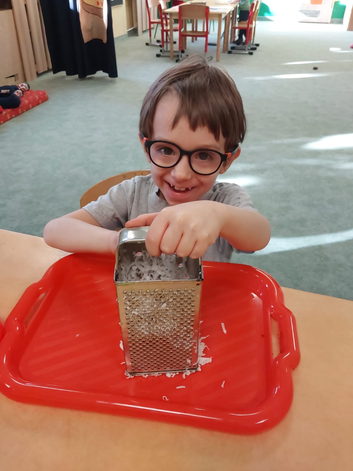 Chłopczyk trze mydełko na tarce