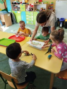 Dzieci wyklejają dino