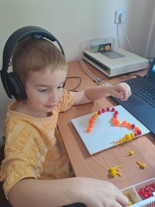 Chłopczyk ze słuchawkami na uszach
