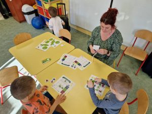 Pani wycina z innymi dziećmi