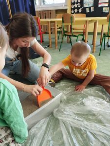 Szukanie skarbów w piasku