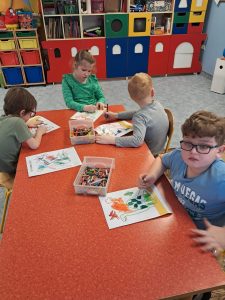 Dzieci kolorują dinozaury