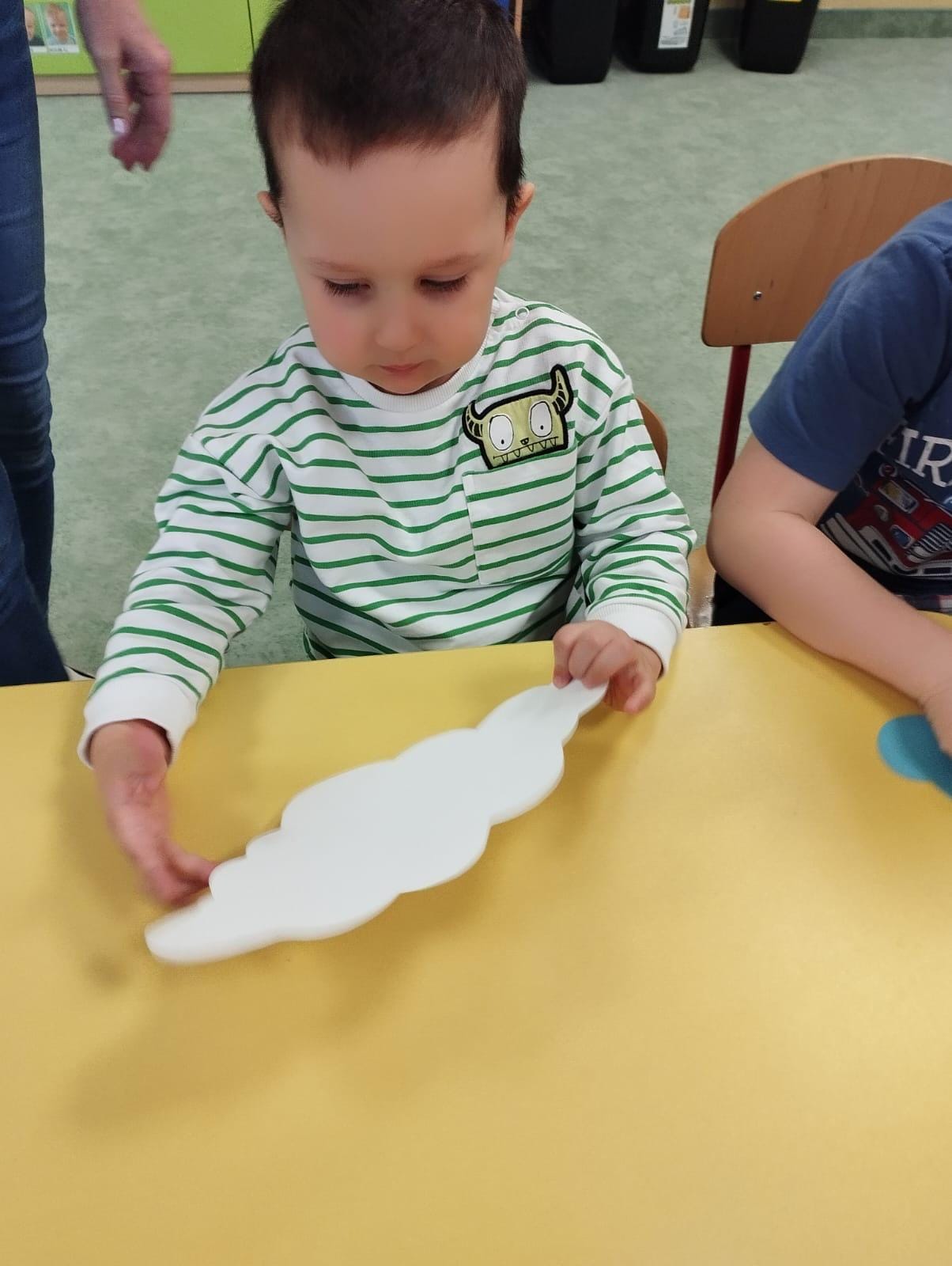 Chłopiec ogląda chmurkę