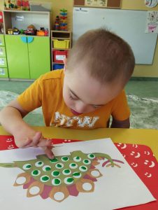 Chłopczyk wykleja dinozaura