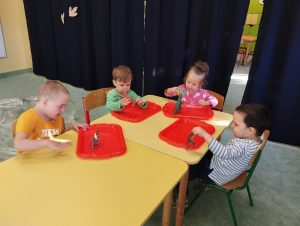 Dzieci bawią się dinozaurami