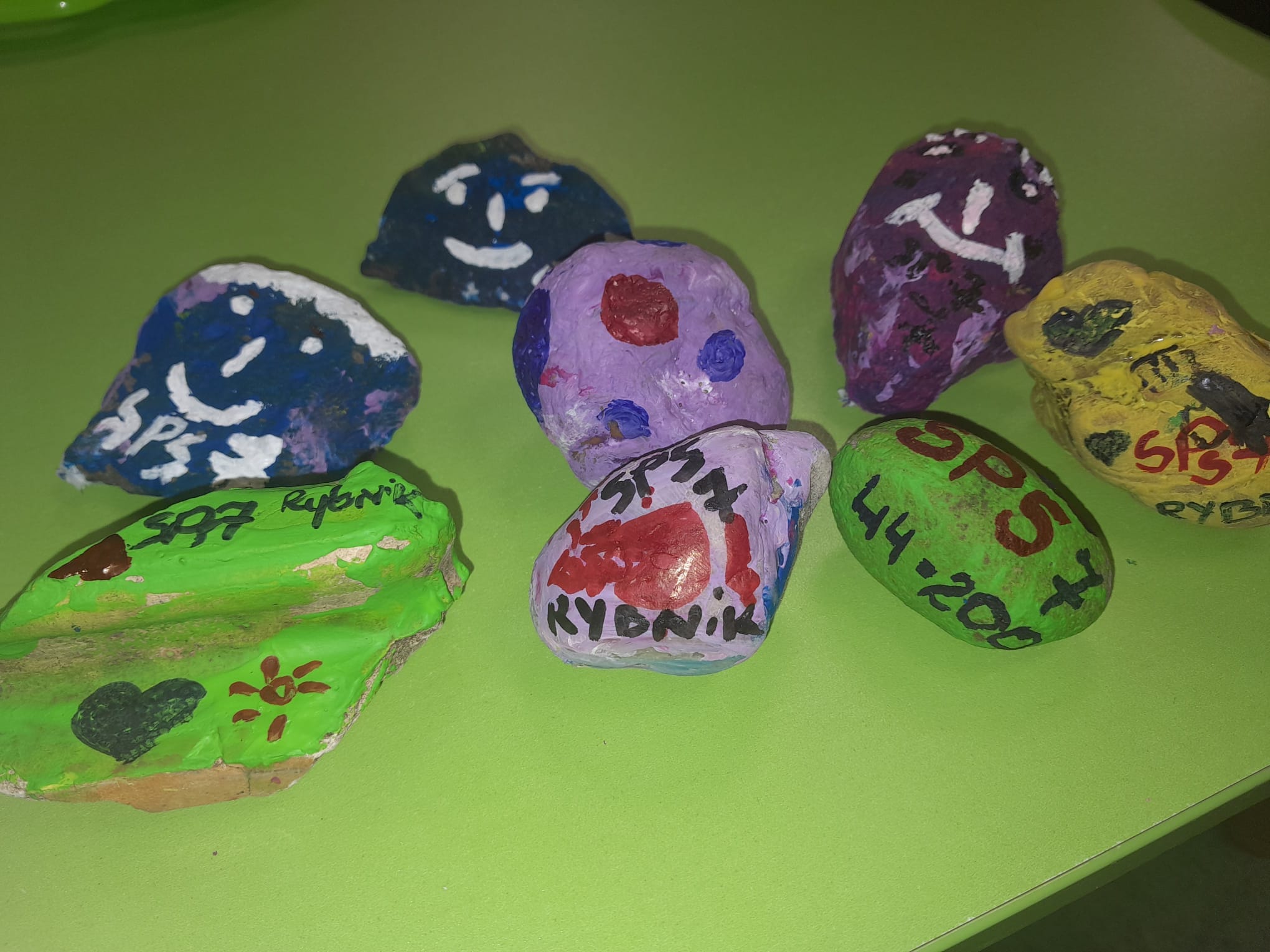 Kamyczki pomalowane przez dzieci