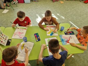 Dzieci malują dinozaury