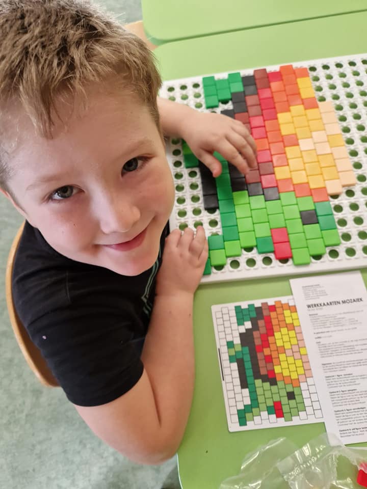 Dziecko układa rysunek wg wzoru