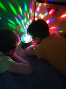 Dzieci oglądają kolory