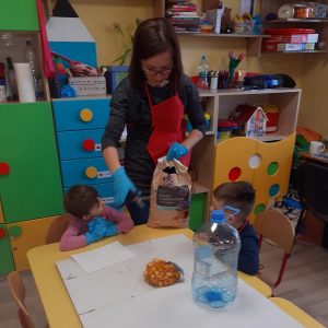 Pani pomaga przy sadzeniu