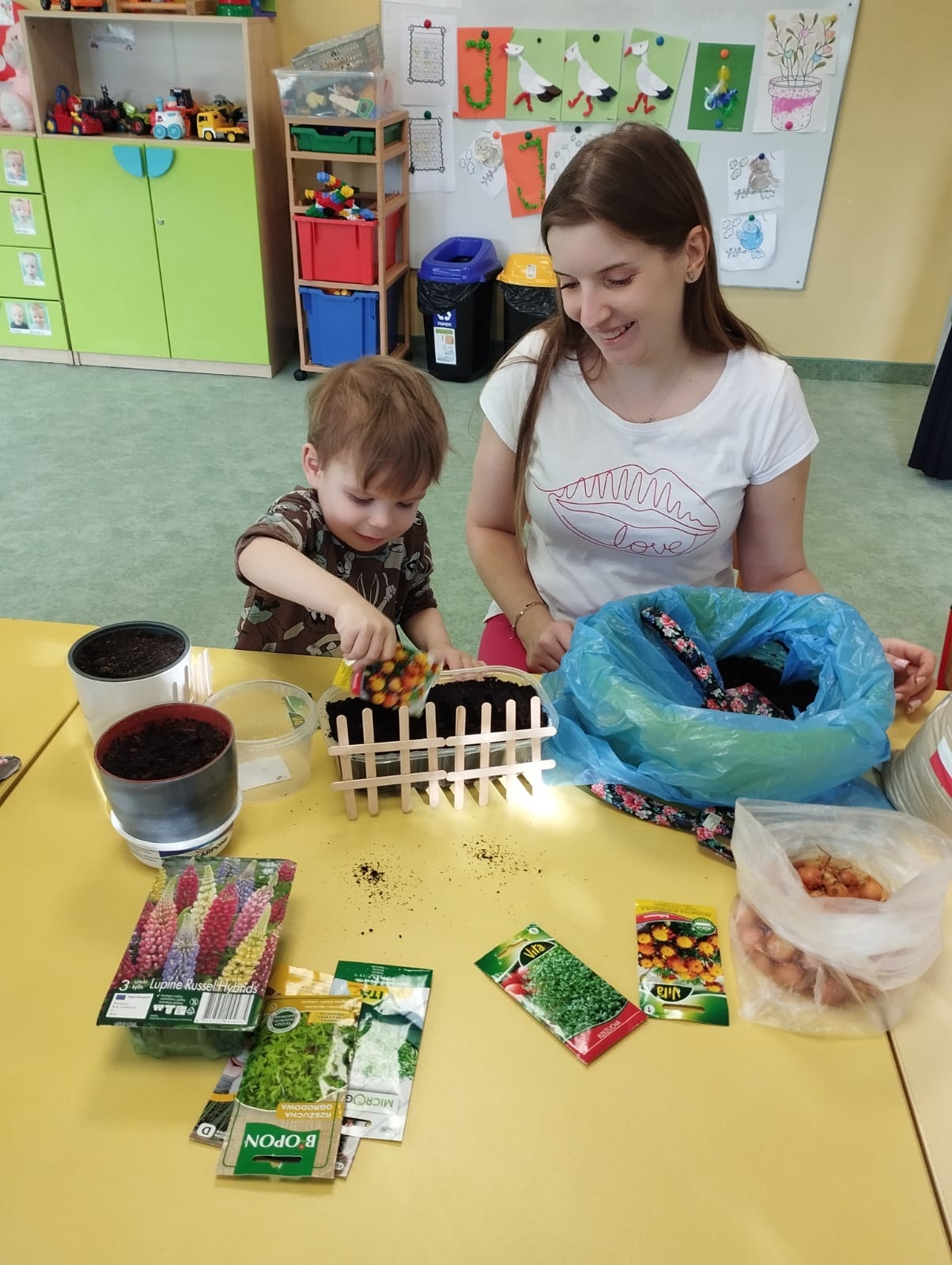 Chłopiec sieje nasionka