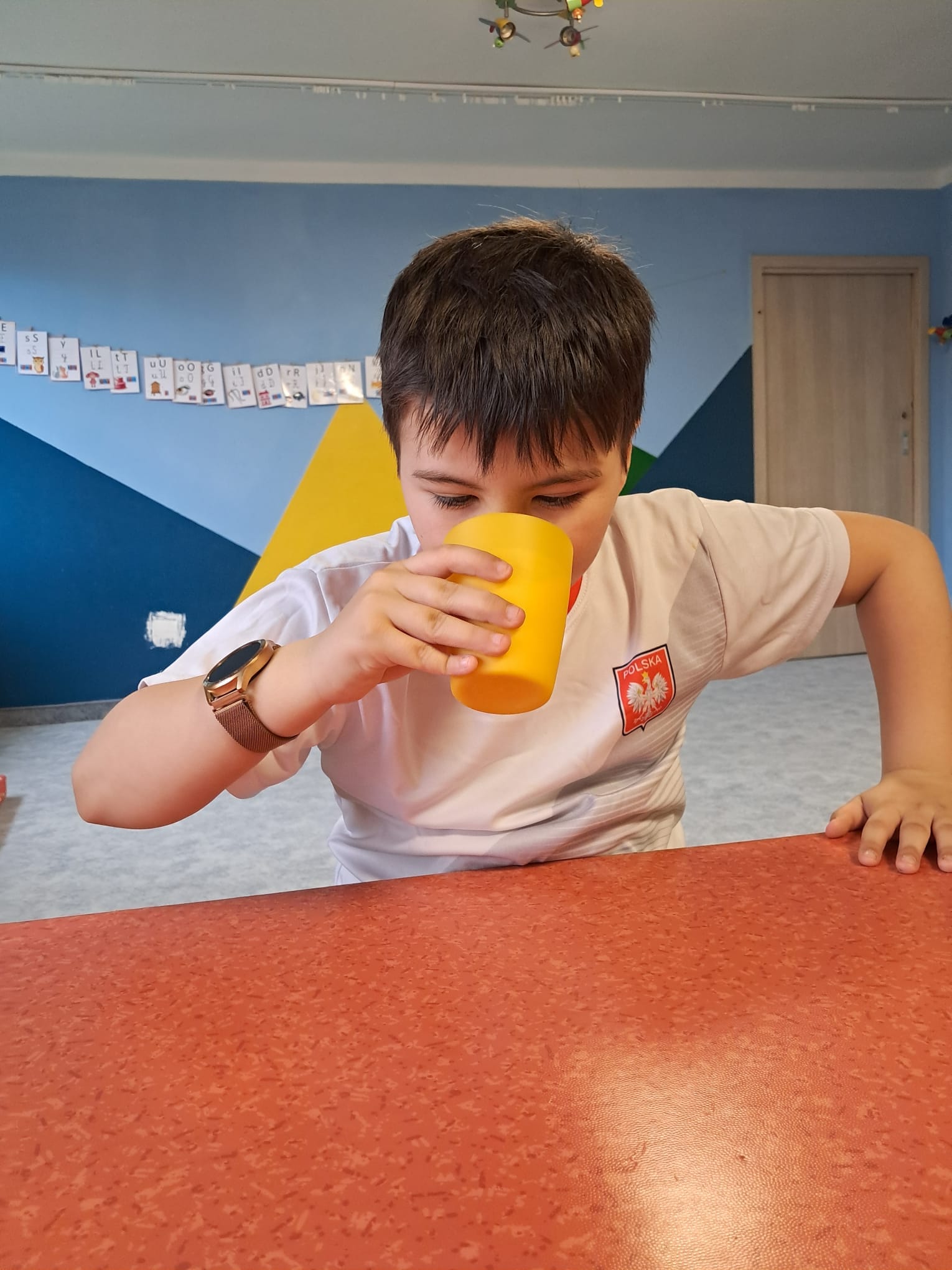 Chłopczyk pije jogurt