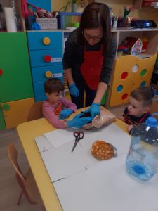 Dziewczynka sadzi cebulki