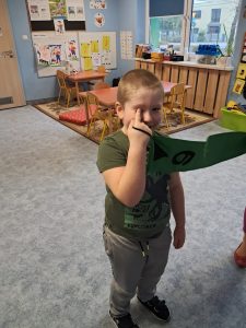 Chłopiec kręci się wiatrakiem matematycznym