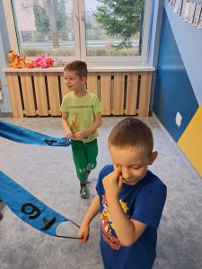 Dzieci śpiewają kręcąc się wiatrakiem matematycznym