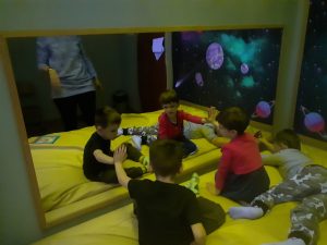 Dzieci oglądają się w lustrze