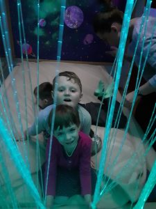 Dzieci bawią się kolorowymi sznureczkami