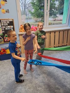 Dzieci bawią się wiatrakiem matematycznym