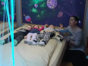 Dzieci słuchają bajeczki