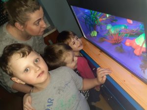 Dzieci oglądają kolory