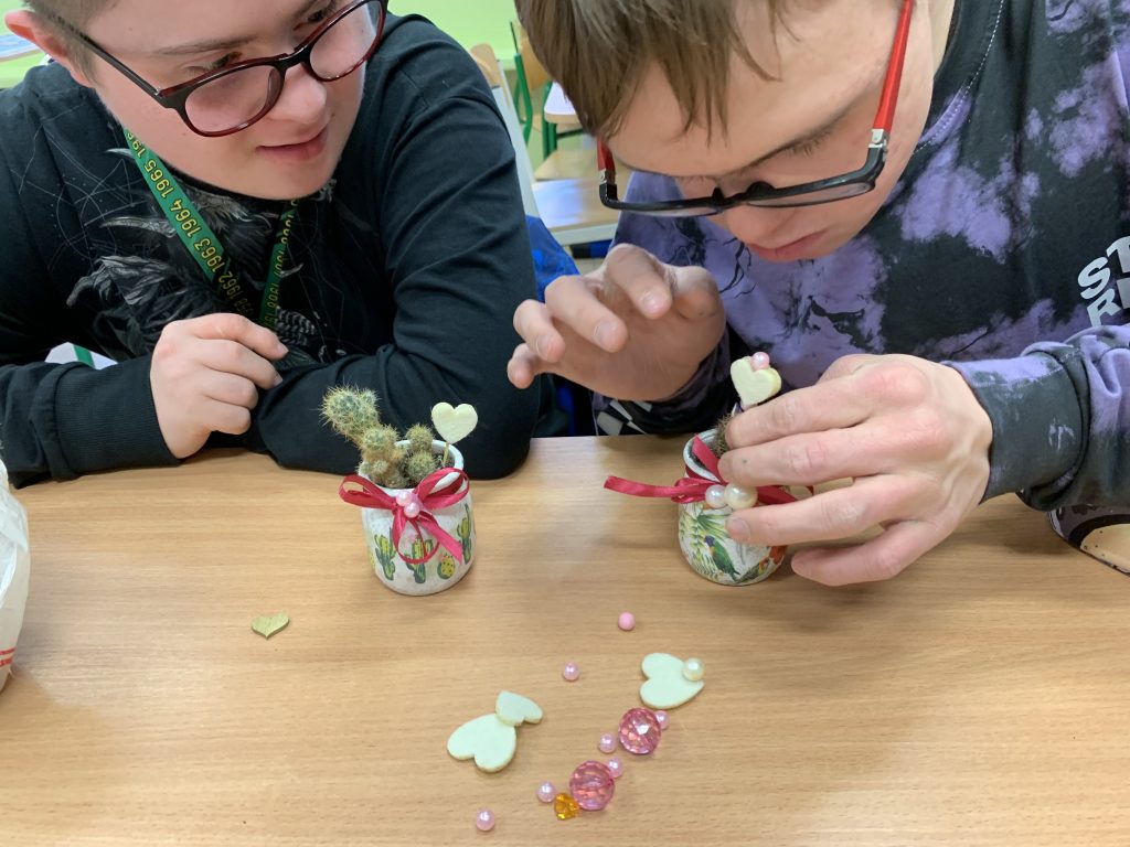 uczniowie przygotowują walentynkowe niespodzianki roślinne