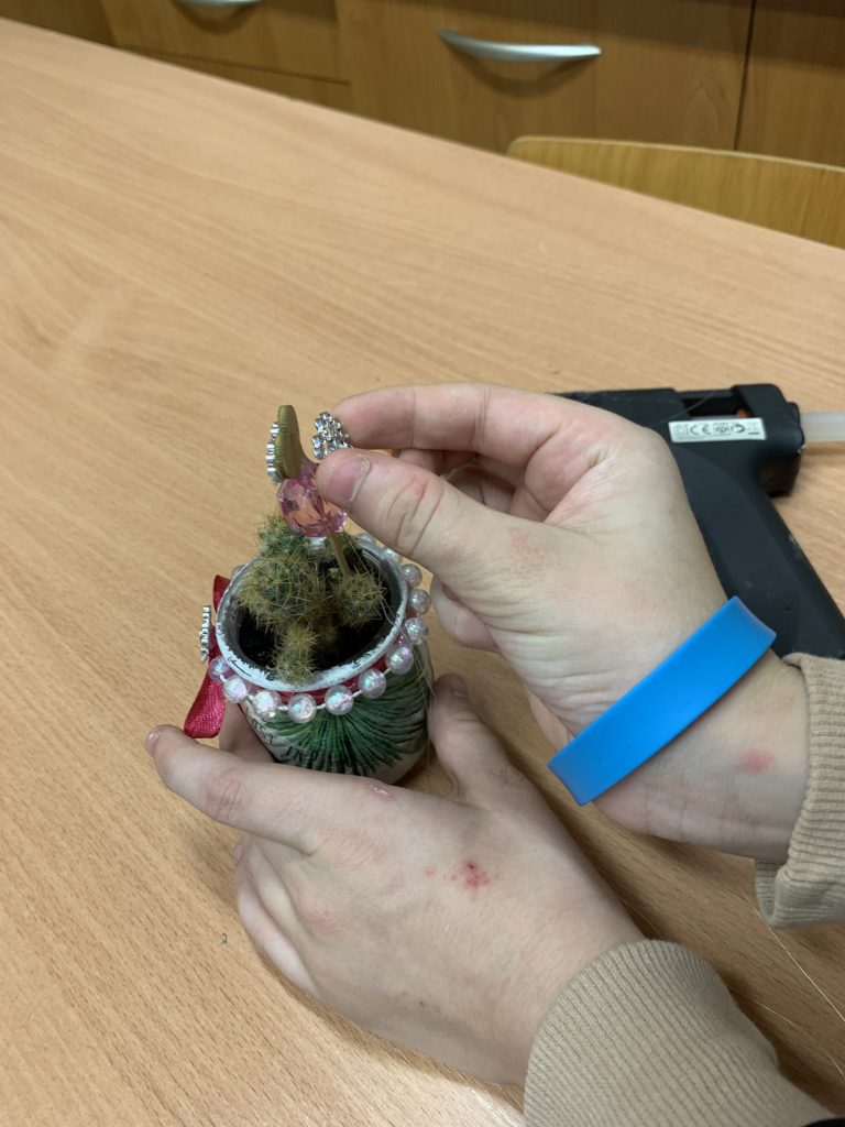 uczniowie przygotowują walentynkowe niespodzianki roślinne