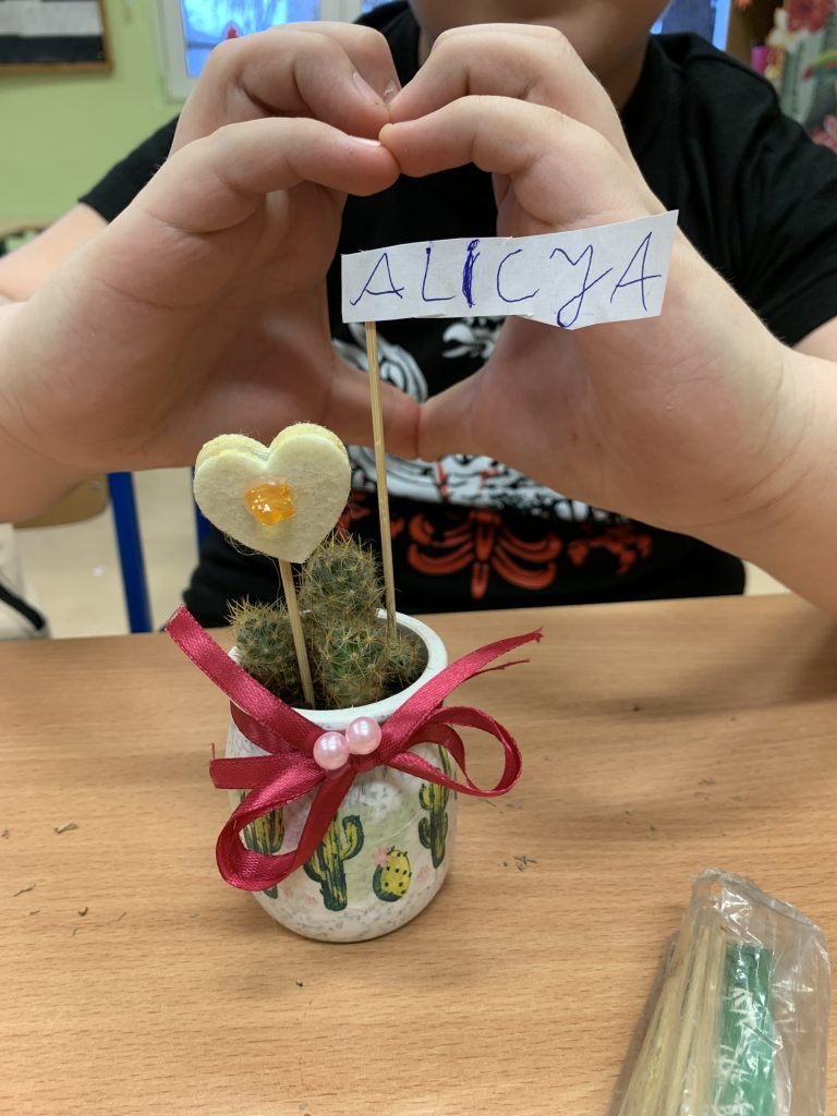 w lutym uczniowie przygotowują walentynkowe niespodzianki roślinne