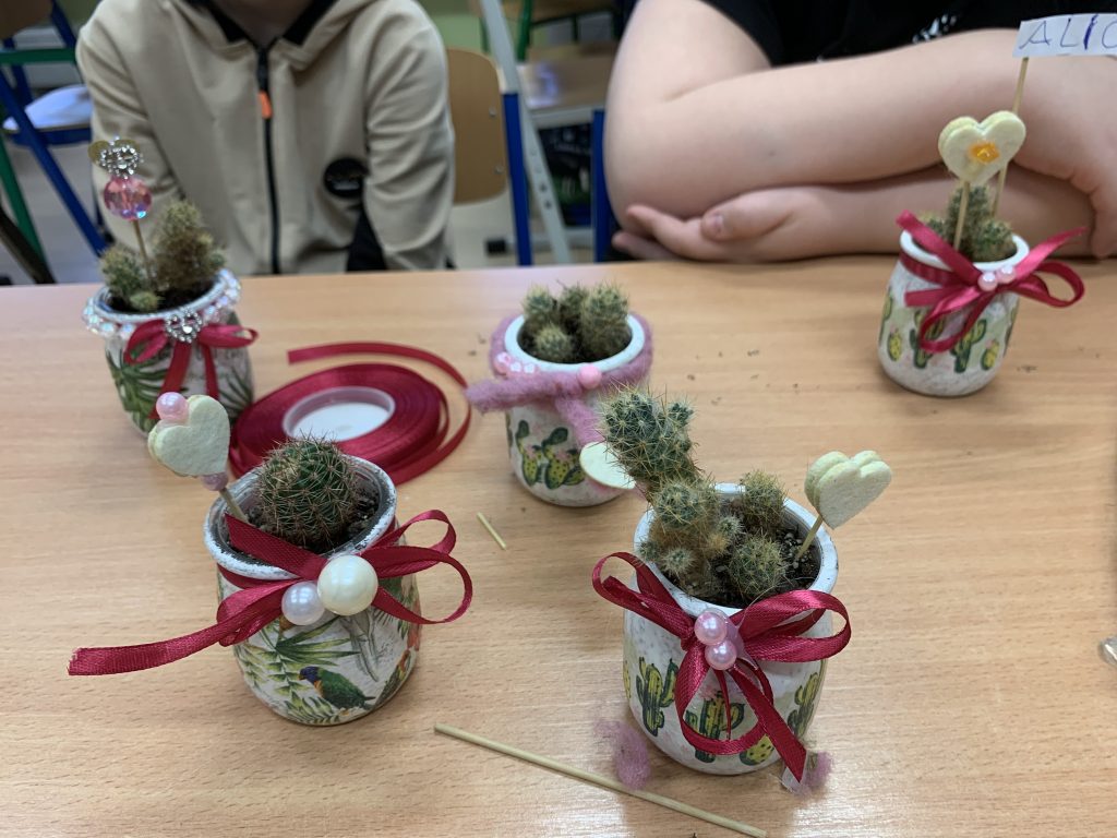 uczniowie przygotowują walentynkowe niespodzianki roślinne