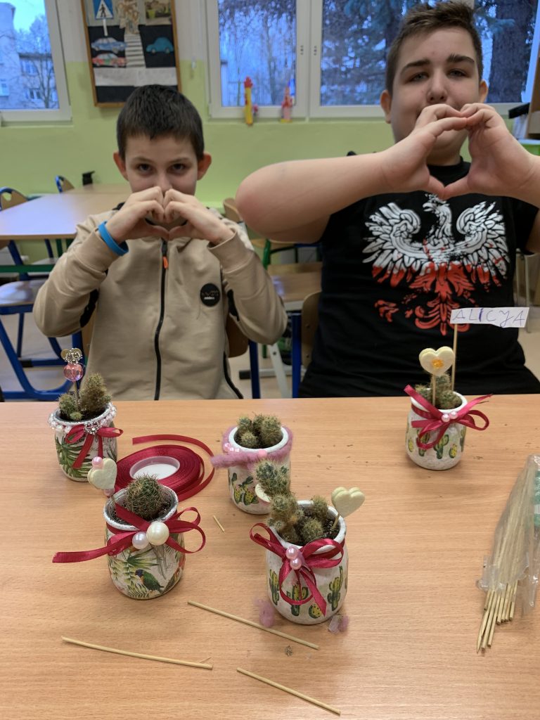 uczniowie przygotowują walentynkowe niespodzianki roślinne