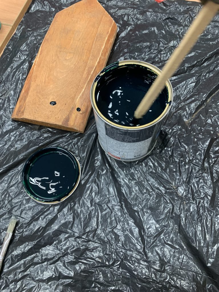 w lutym uczniowie malują drewniane elementy na dekorację do szkolnego ogrodu