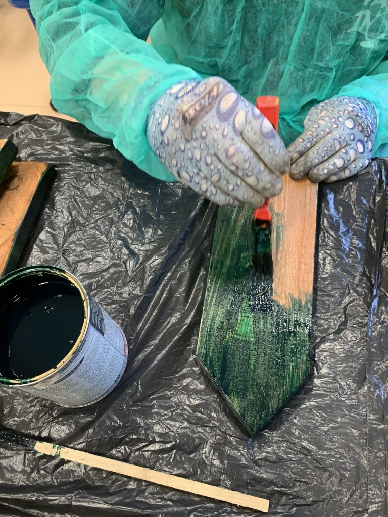 w lutym uczniowie malują drewniane elementy na dekorację do szkolnego ogrodu